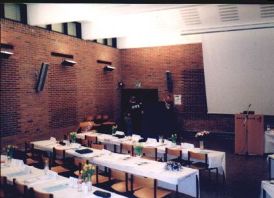 Midt om natten fik nogle lyst til at sætte telt op midt i mødesalen....
