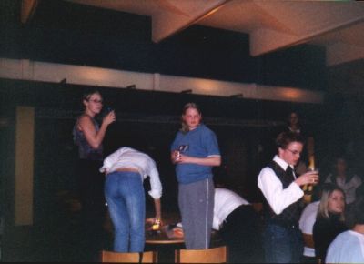 Deltagerne er kommet op på stolene, imens PG'erne har travlt med teltene i mødesalen
