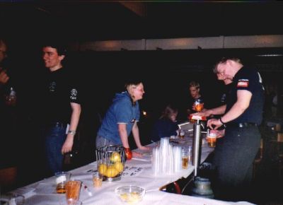 Samme lystige deltager i baren, som Erling styrer
