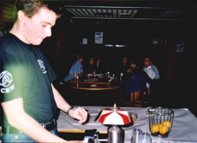 Allan passer baren, mens PG'erne fester i baggrunden
