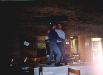 Per og lillebror danser!
