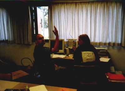 Lørdag: Så er VENNERne klar ved computeren
