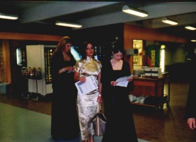 De første feststemte deltagere er klar til festen
