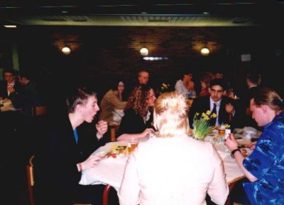 Vi er nået frem til maden og den første deltager har fået gris på gaflen
