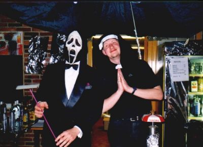 Så er aftens første hold bartendere klar til at styre baren
