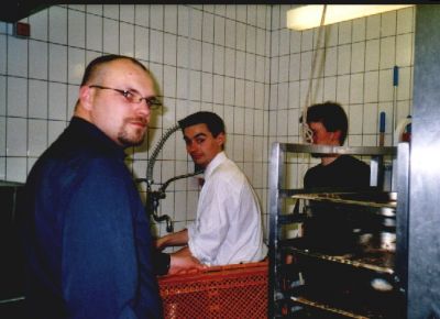 Imens at Peter, Henrik og Allan pænt må tage opvasken
