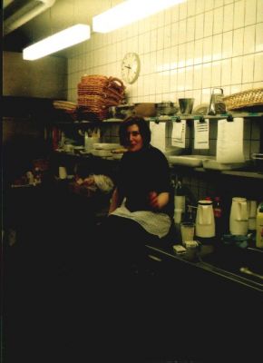 Og Lisbet slapper af, oven på aftensmad produktionen
