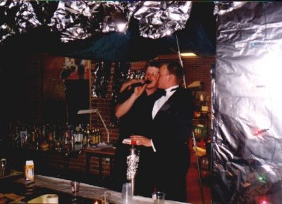 Martin og Erling har fået stjålet en mikrofon til baren
