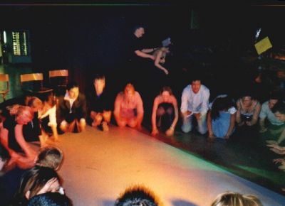 Deltagerne ligger endnu engang på gulvet og klapper til en underlig jysk sang
