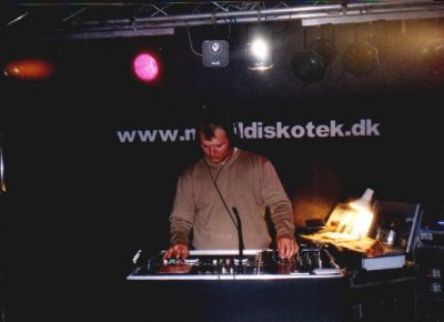 Lars passer diskoteket
