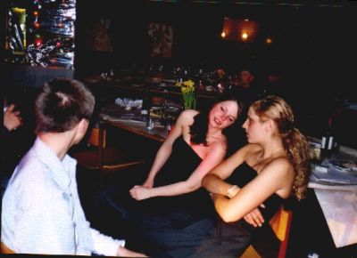 Imens Stig sidder og betragter deltagerne
