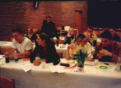 Og vi ser ud over den anden side af salen
