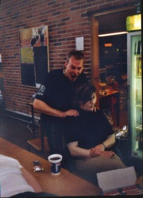 Vi er nået ud i kiosken, hvor Martin er i gang med at overfalde Lisbet
