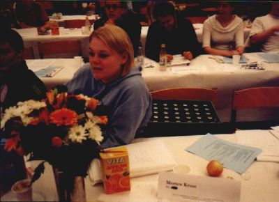 Karina fra FU har selv drikkevarer med i salen....
