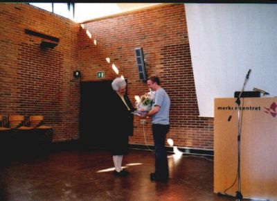Dan har fået en pris og får blomster fra Karen Elisabeth
