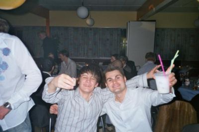 Vores 2 venner, der satte sig i baren
