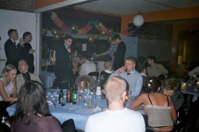 Et kig op imod baren, med Shawn i midten
