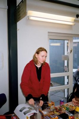 Søndag morgen, Karen er klar i kiosken
