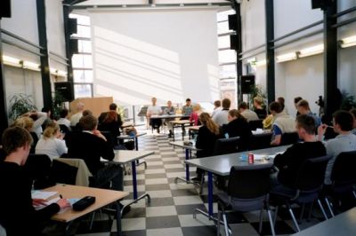 Et kig op igennem salen
