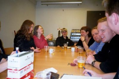 PG'erne prøvesmager øllet...
