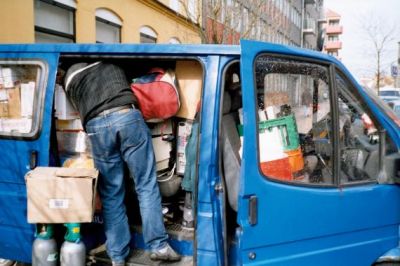 Rådmandsgade, bilen er næsten færdigpakket, og nu mangler vi bare de 8 der skal med bilen over
