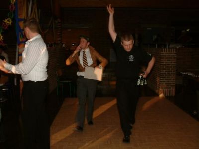 Pludselig bliver freden brudt, Henning Primdal og hans nye rytter Peder kom forbi
