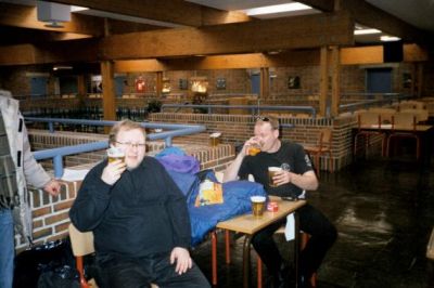 Mens at Folket og Mønsted prøver at rydde ud i fadølsanlægget
