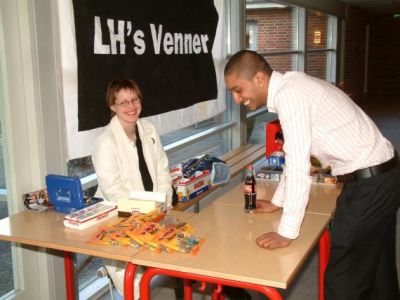 Imens styrer Karina W kiosken og her er det lykkes at sælge cola til Jakob
