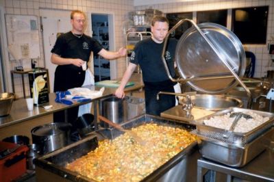 Det er dejligt med store pander, maden er nu næsten færdig
