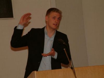 Mathias Brodersen er dog straks klar med en rettelse: "Niks den er så høj" (hvad der tales om vides ikke....)
