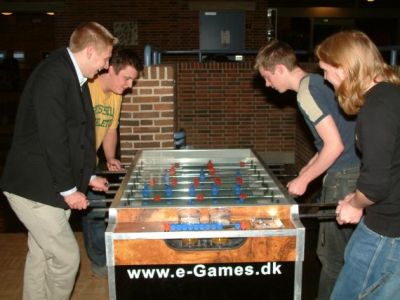 Mødet er forbi og straks er der gang i bordfodbolden
