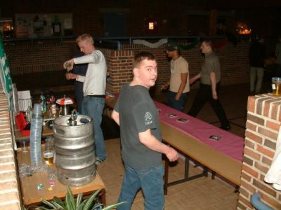 Som kommer fra baren, hvor Steen W og Per servere
