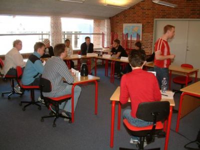Dan med ny teknik i sin workshop, undervisning med ryggen til deltagerne...
