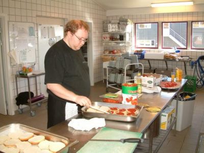 Måske fordi han ved at Mønsted er i gang med at lave frokost
