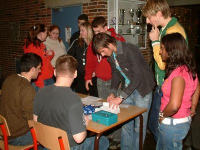 Deltagerne er begyndt at komme, her med Shawn og Per i indtjekningen
