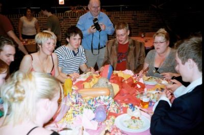 Her Heidi's bord med fotograf Jon fra Brdr. Løkke i baggrunden
