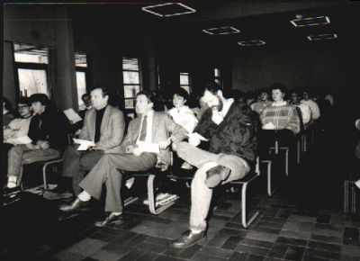 Et kig ud over salen, med Poul Anton Møller i forgrunden
