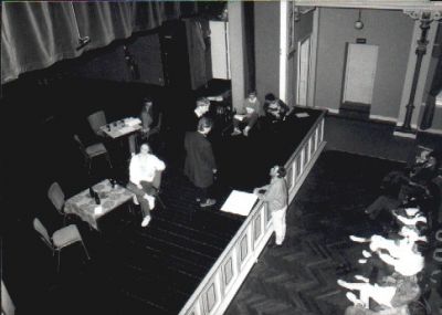 Mødet er flyttet til en teatersal i nærheden
