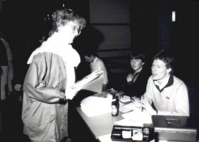 Sek-leder Jørgen HK tjekker deltagerlisten
