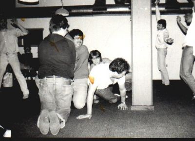 Så bliver der opført et lille teaterstykke
