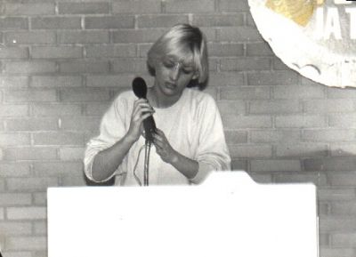 Lisbeth Frørup forsøger at få mikrofonen til at fungere
