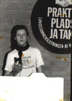 Nele Burman fra Zone 9 er på talerstolen
