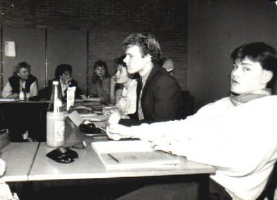 Jannis E lytter efter i workshoppen
