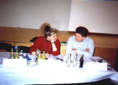 Signe og Ronald passer dirigentbordet
