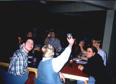 Og deltagerne fester igen
