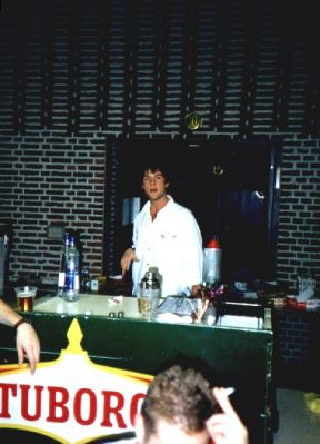 Kim Skettrup passer baren

