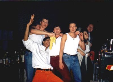 Barpersonalet fører sig frem
