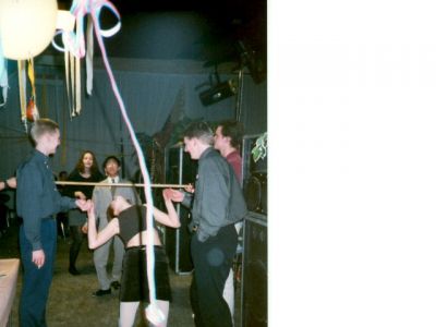 Formanden danser limbo
