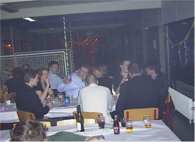 Louise er ved at drikke Ronald under...
