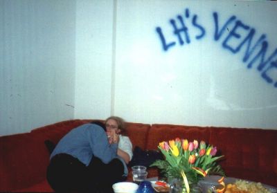 Ukendte gerningsmænd har skrevet slagord på LH's fine væg!
